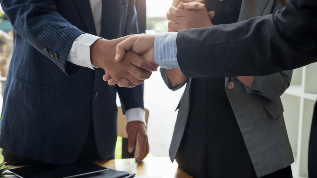 Shake hand for business partnership 